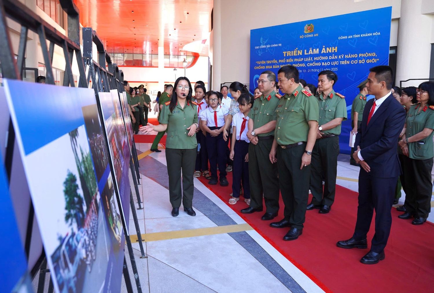 គណៈប្រតិភូទស្សនាការតាំងពិព័រណ៍។