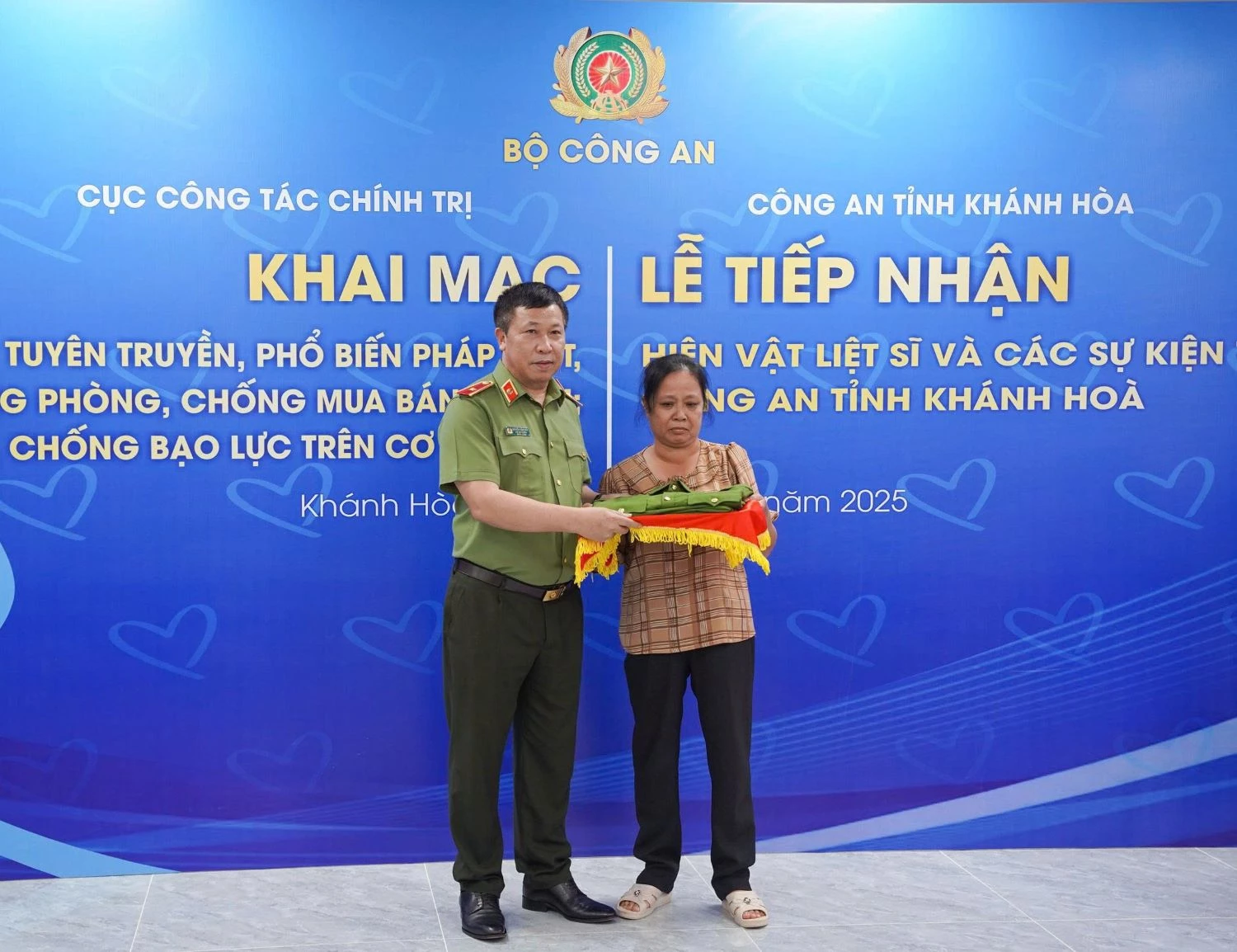 សាច់ញាតិរបស់ Martyr Hoang Van Yen ប្រគល់វត្ថុបុរាណដល់នាយកដ្ឋានការងារនយោបាយ - ក្រសួងសន្តិសុខសាធារណៈ។