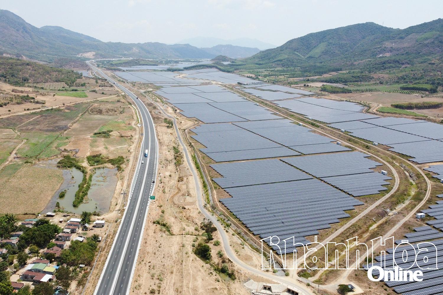 Участок скоростной дороги Нячанг – Камлам введен в эксплуатацию, но строительство остановочного пункта ещё не завершено.