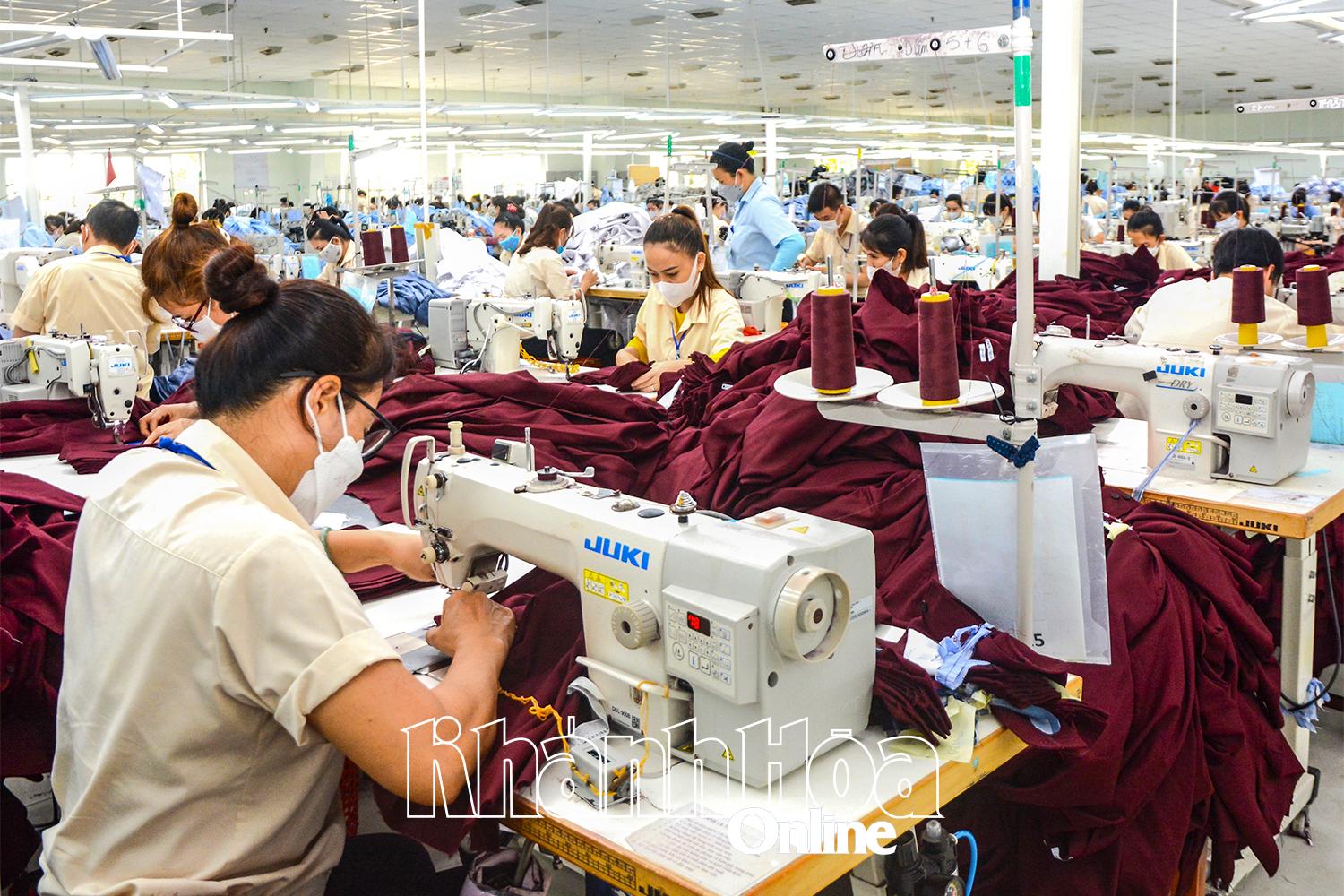 សកម្មភាពផលិតនៅរោងចក្រកាត់ដេរ Khatoco ។