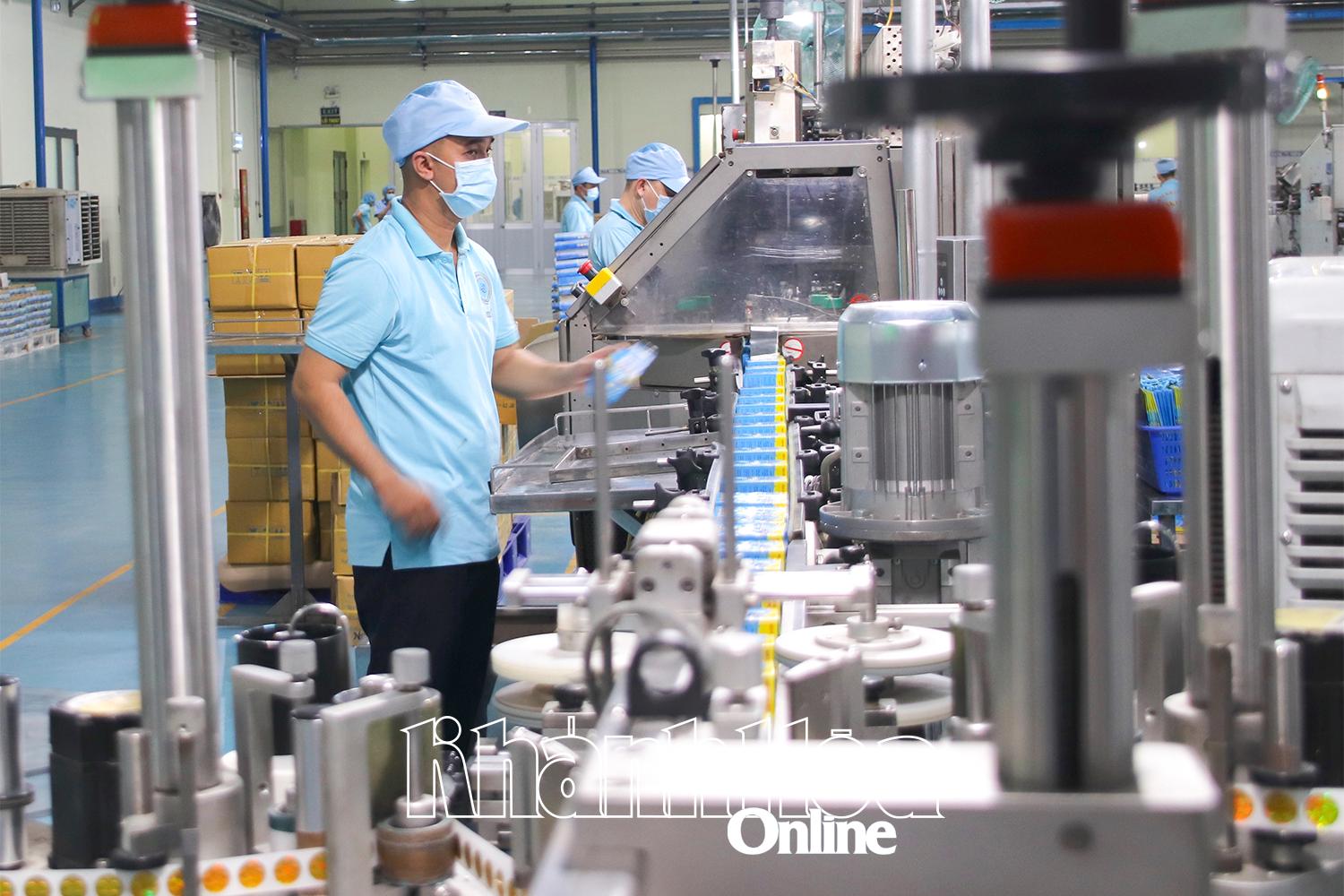 សកម្មភាពផលិតនៅក្រុមហ៊ុនភាគហ៊ុនរួមភេសជ្ជៈ Sanest Khanh Hoa ។