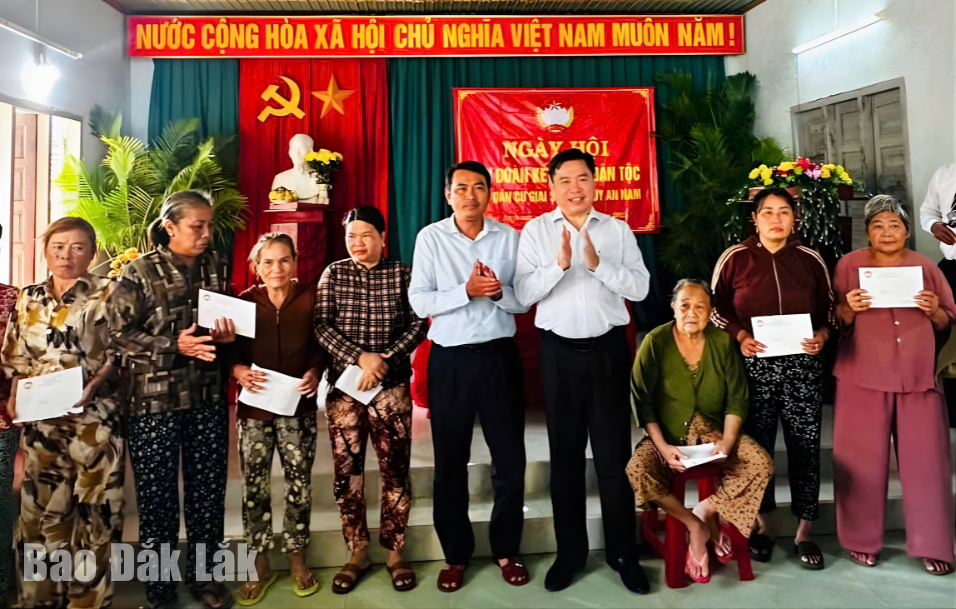 សមមិត្ត Tran Huu The សមាជិកគណៈកម្មាធិការអចិន្ត្រៃយ៍បក្សខេត្ត អនុប្រធានអចិន្ត្រៃយ៍គណៈកម្មាធិការរណសិរ្សមាតុភូមិវៀតណាមខេត្ត បានប្រគល់អំណោយដល់គ្រួសារក្រីក្រ និងជិតទីទ័លក្រនៅភូមិ Giai Son។