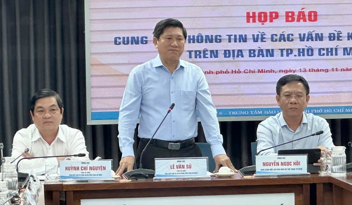 Ông Lê Văn Sử - Tỉnh Ủy viên, Phó Chủ tịch UBND tỉnh Cà Mau chia sẻ thông tin 2 sự kiện: 'Xin chào Cà Mau’ và ‘Ngày hội Cua Cà Mau - Lần thứ II năm 2025'. Ảnh: Tường Tú.