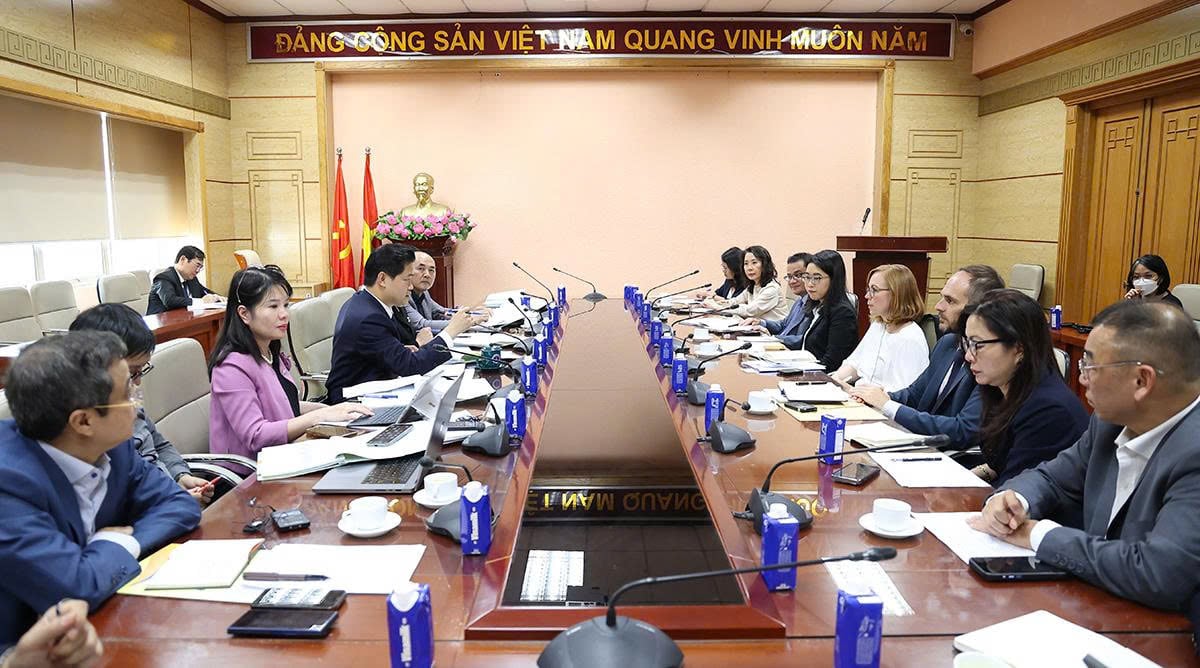 Thứ trưởng Thường trực Bộ Y tế Vũ Mạnh Hà tiếp, làm việc với EuroCham và Pharma Group- Ảnh 1.