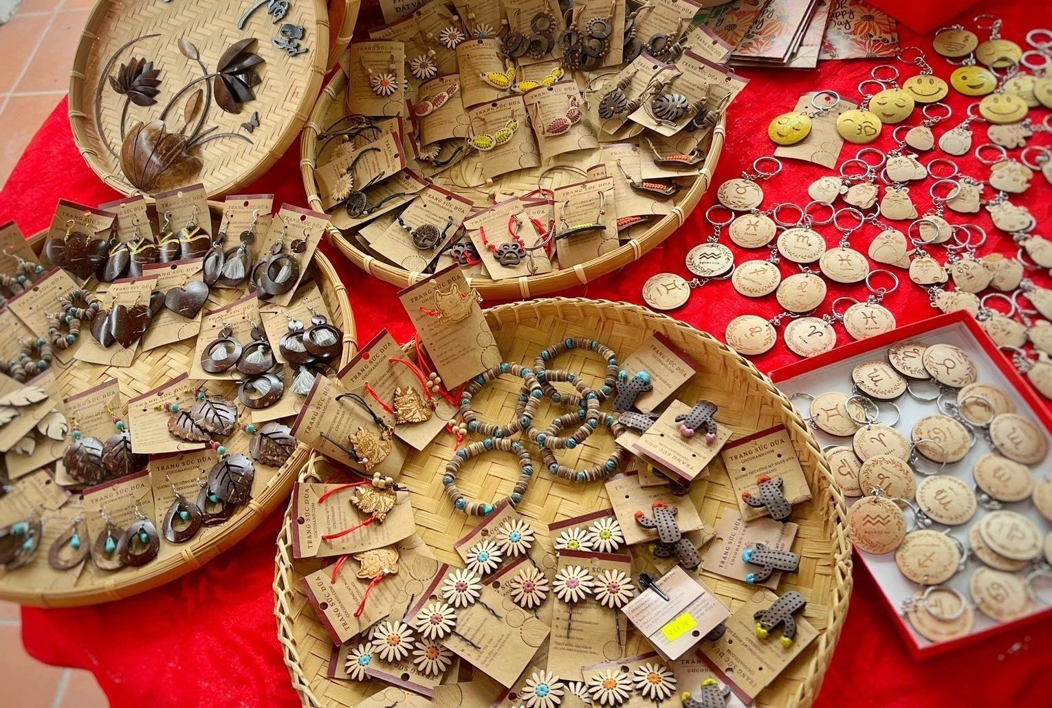 Những sản phẩm trang sức độc đáo từ gáo dừa của Côchand. Ảnh: Minh Đảm.