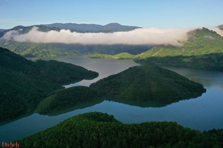 ความงดงามราวบทกวีของทะเลสาบ Dakdrinh บนยอดเขา Truong Son Dong - 7