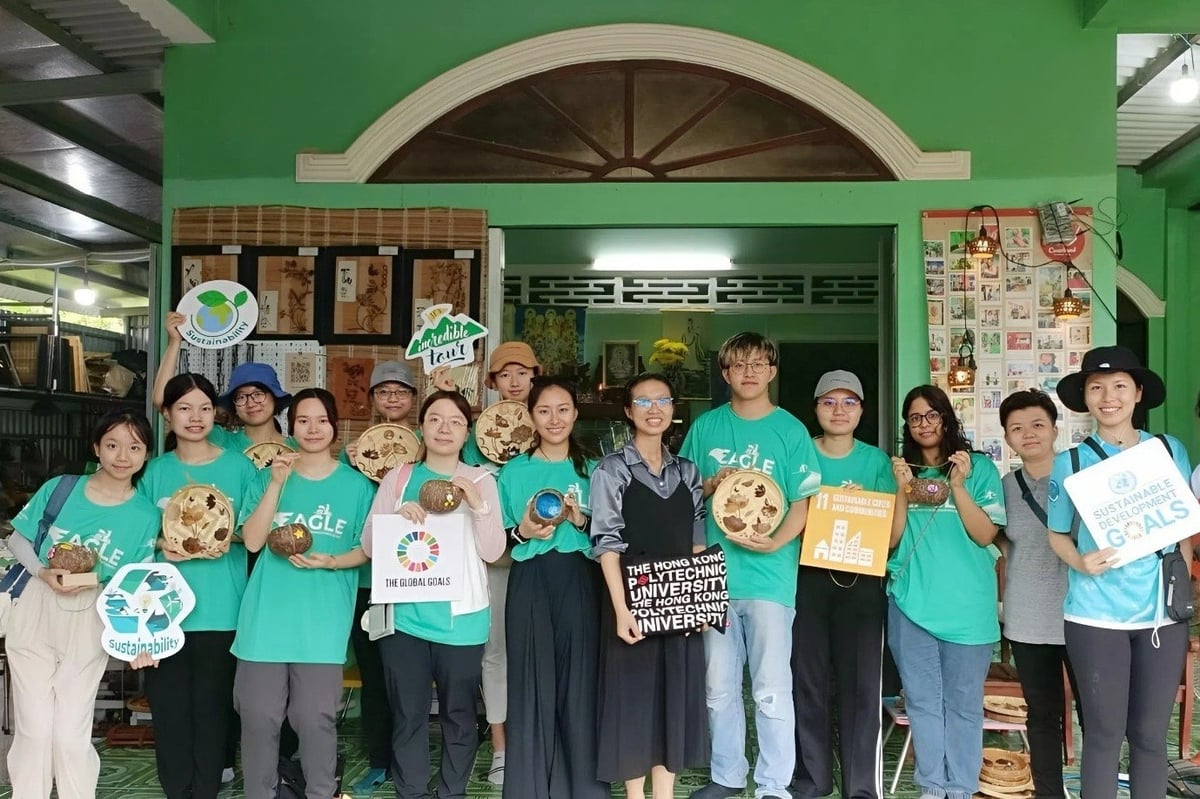 Khách du lịch đến tham quan xưởng thủ công mỹ nghệ Cocohand. Ảnh: Minh Đảm.