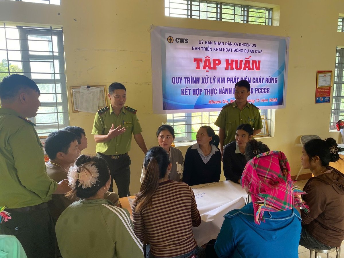 Cán bộ kiểm lâm hướng dẫn bà con nhân dân ở bản Khem (xã Khoen On, Lai Châu) ứng phó với cháy rừng. Ảnh: Vạn Tâm.