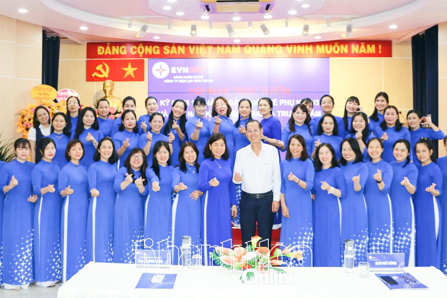 ក្រុមប្រឹក្សាភិបាលនៃក្រុមហ៊ុន Khanh Hoa Power Company យកចិត្តទុកដាក់ និងលើកទឹកចិត្តដល់មន្ត្រី និងនិយោជិតជាស្ត្រីក្នុងអំឡុងពេលប្រារព្ធពិធី។