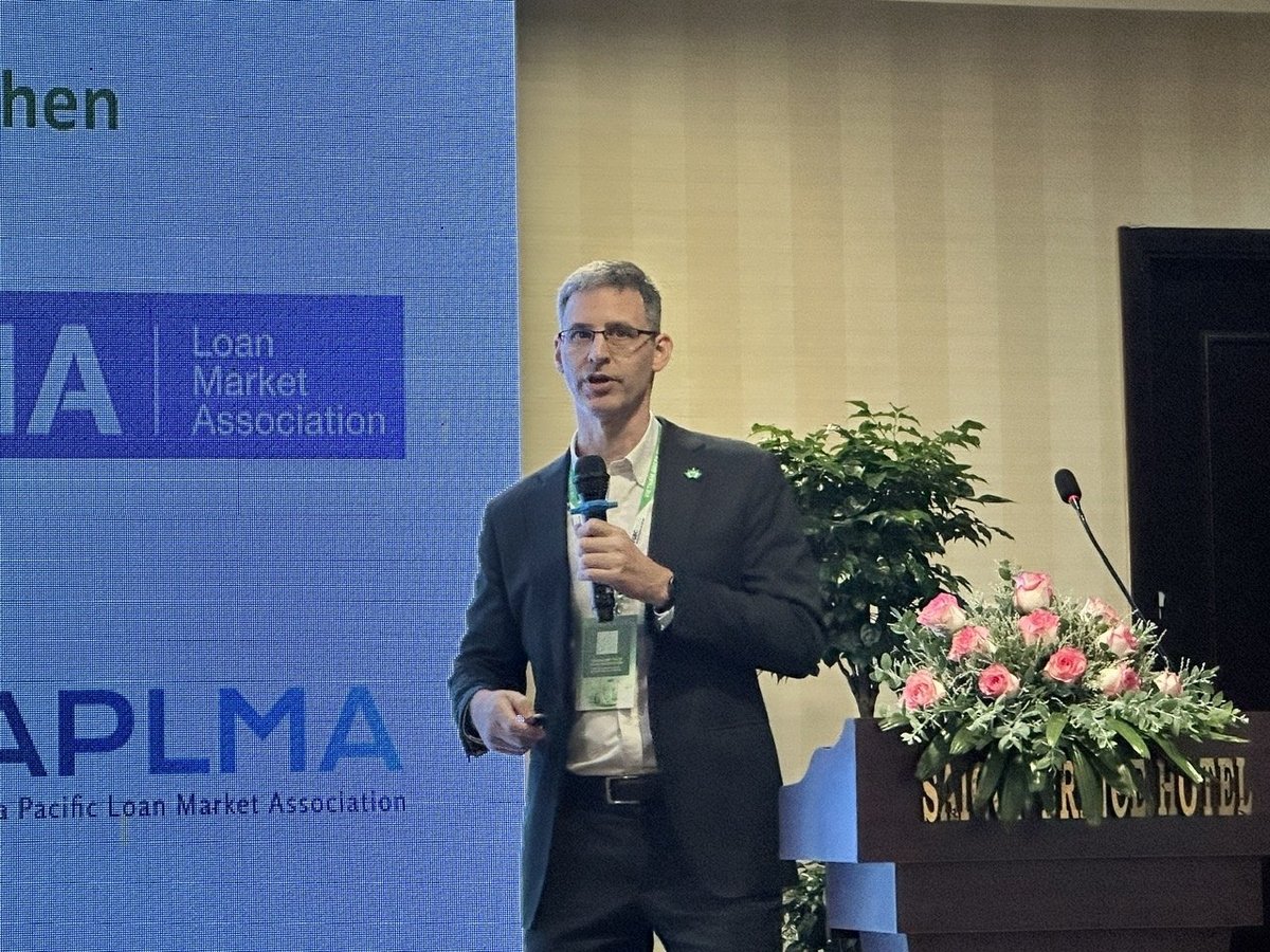 Diễn giả chia sẻ dữ liệu so sánh giữa các tòa nhà đạt chứng nhận xanh công trình thông thường. Ảnh: Thục Vy.