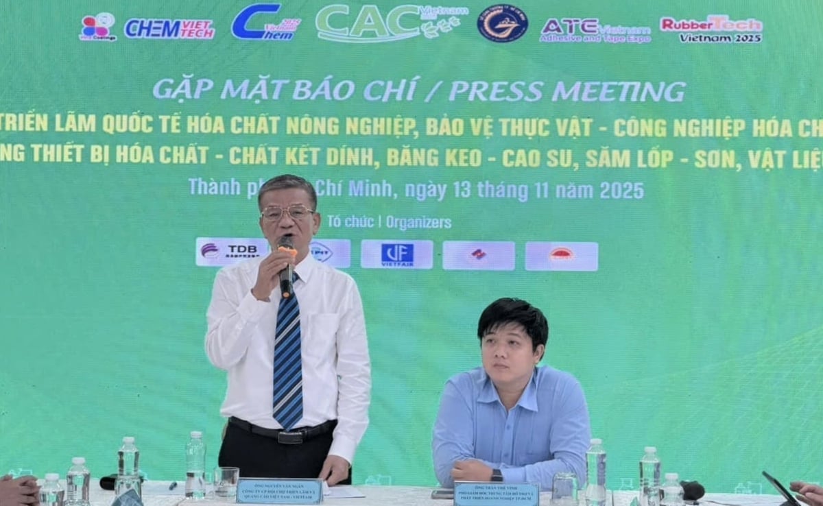 Komitet organizacyjny przedstawia CAC VIETNAM - VINACHEM EXPO 2025. Zdjęcie: Son Trang. Ban tổ chức giới thiệu về CAC VIETNAM - VINACHEM EXPO 2025. Ảnh: Sơn Trang.