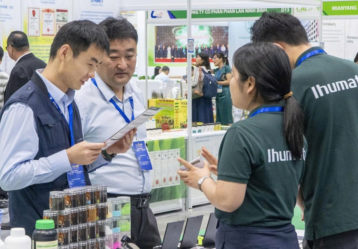 Zwiedzający odwiedzają stoisko na targach VINACHEM EXPO. Zdjęcie: Manh Tran VF. Khách tham quan một gian hàng tại một kỳ VINACHEM EXPO. Ảnh: Mạnh Trần VF.