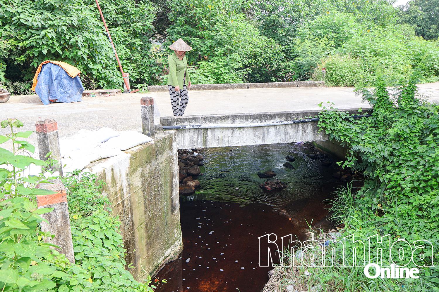 Levigatul se varsă în zona rezidențială a satului Luong Hoa în dimineața zilei de 12 noiembrie.