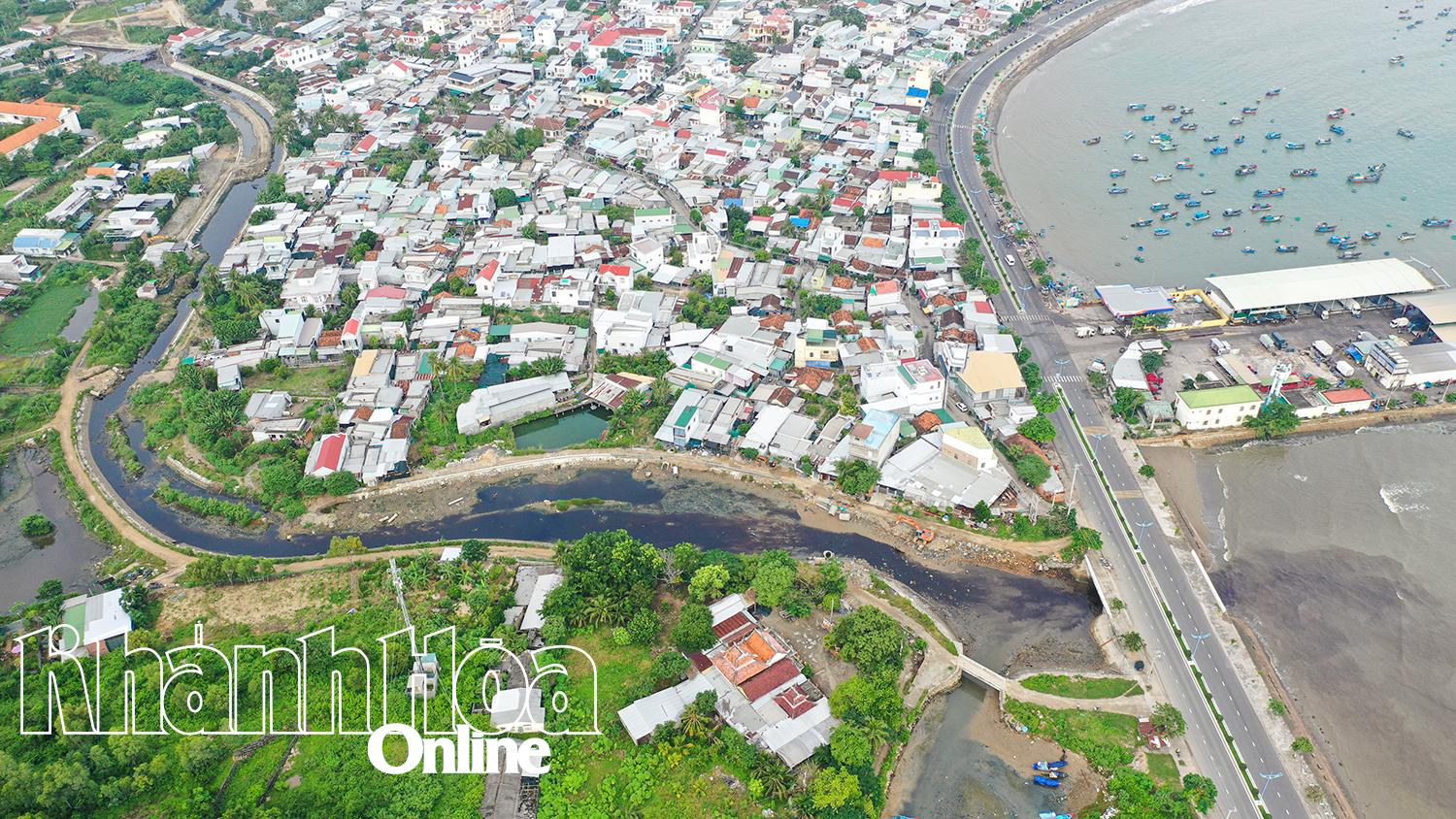 În dimineața zilei de 12 noiembrie, levigatul se varsă în mare în portul de pescuit Vinh Luong.