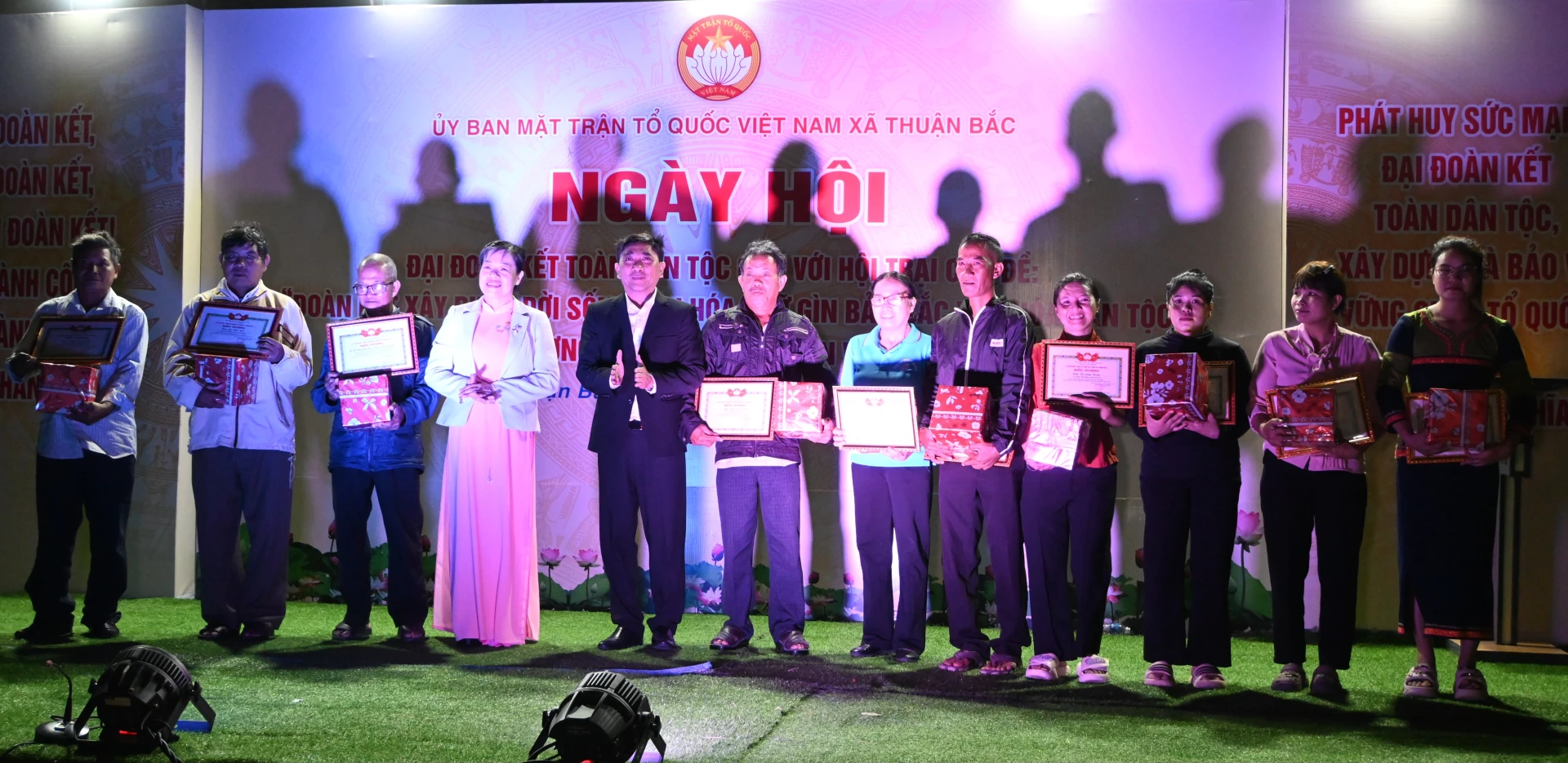 Kommunelederne i Thuan Bac overrakte gaver til landsbyenes frontarbeidskomité.