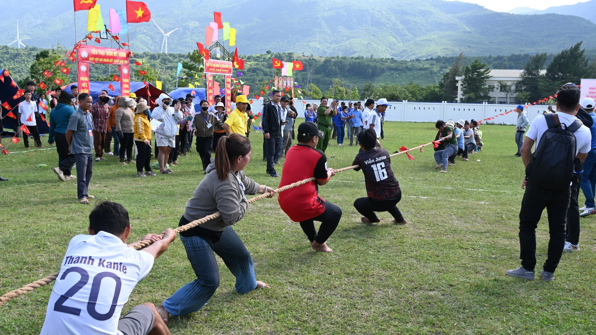 Landsbyboere deltar i festivalaktiviteter.