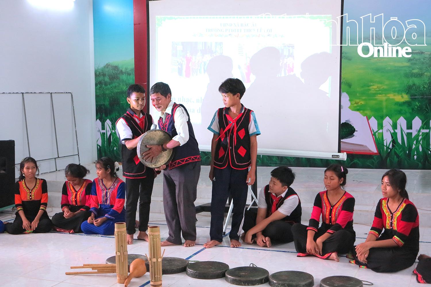 Nghệ nhân truyền dạy văn hóa dân gian cho học sinh Trường Phổ thông Dân tộc bán trú THCS Lê Lợi (xã Bác Ái).