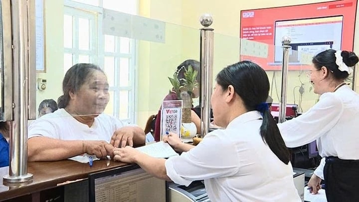 Hỗ trợ người cao tuổi tham gia dịch vụ công trực tuyến: Từ “cầm tay chỉ việc” ở thôn bản đến “bình dân học vụ số” tại đô thị- Ảnh 1.