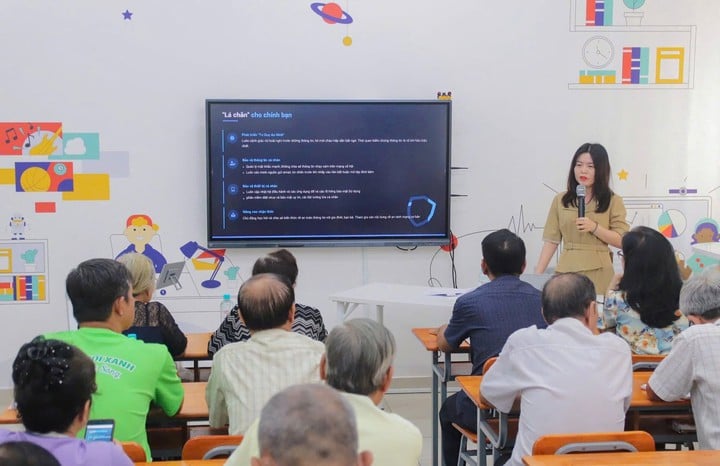 Hỗ trợ người cao tuổi tham gia dịch vụ công trực tuyến: Từ “cầm tay chỉ việc” ở thôn bản đến “bình dân học vụ số” tại đô thị- Ảnh 2.