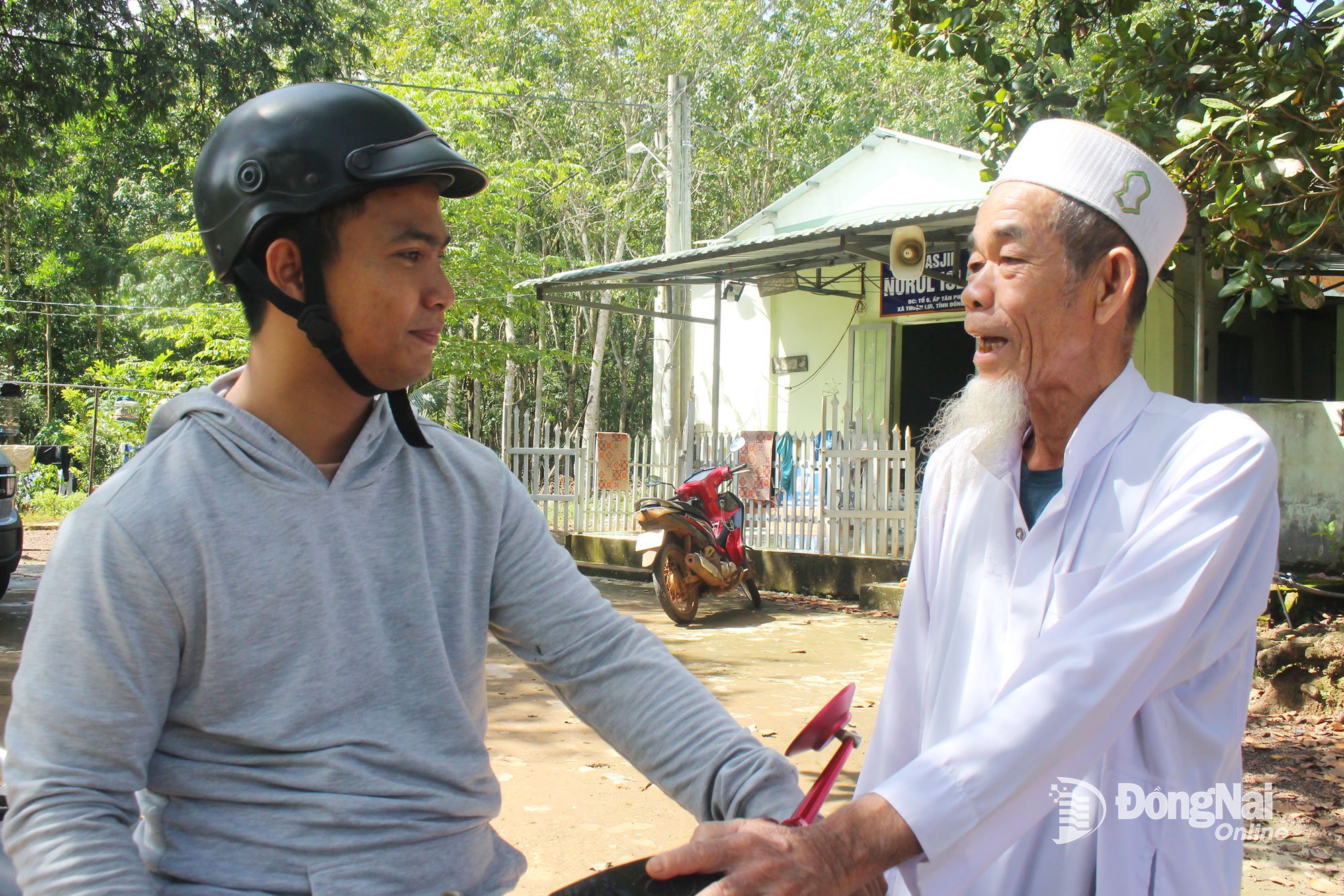 Pan Cham Sahot navštěvuje mladé lidi ve vesnici. Foto: Diem Quynh