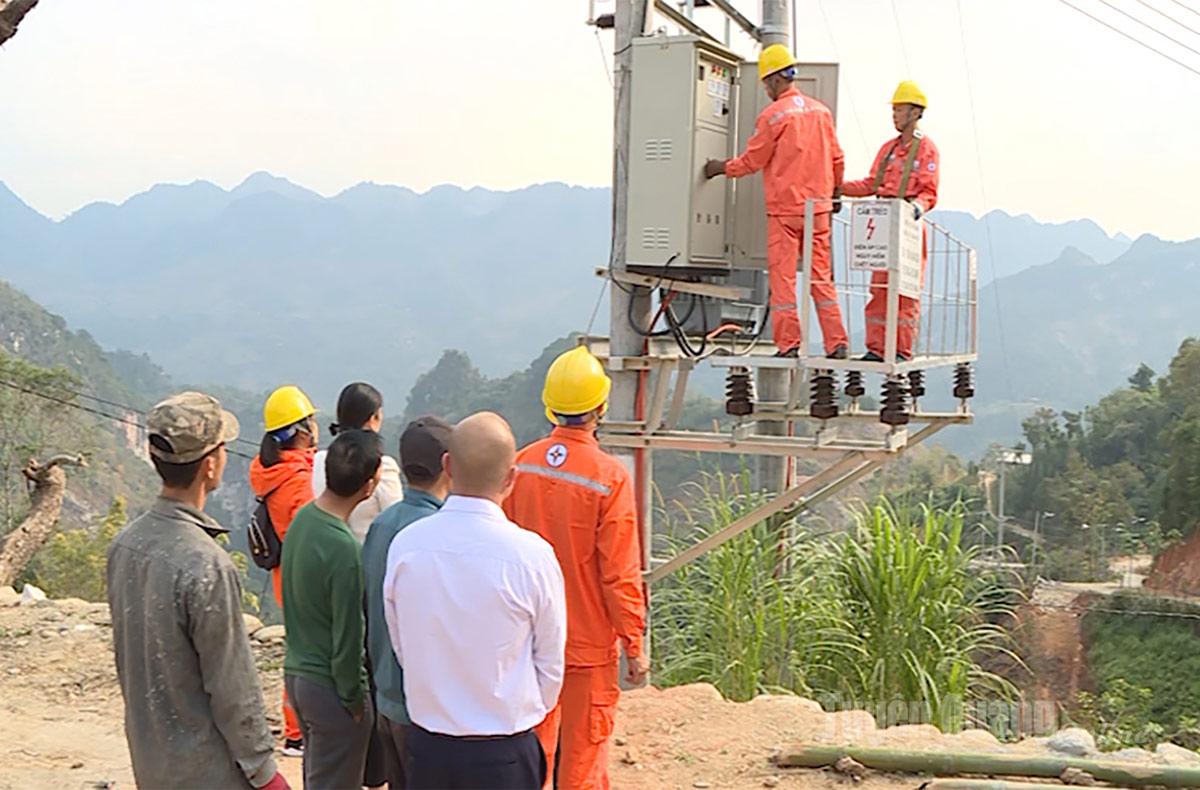 ក្រុមហ៊ុនអគ្គិសនីខេត្តនឹងផ្គត់ផ្គង់អគ្គិសនីដល់ភូមិព្រំដែន Nam Ngật ឃុំ Thanh Thuy នៅដើមឆ្នាំ ២០២៤។