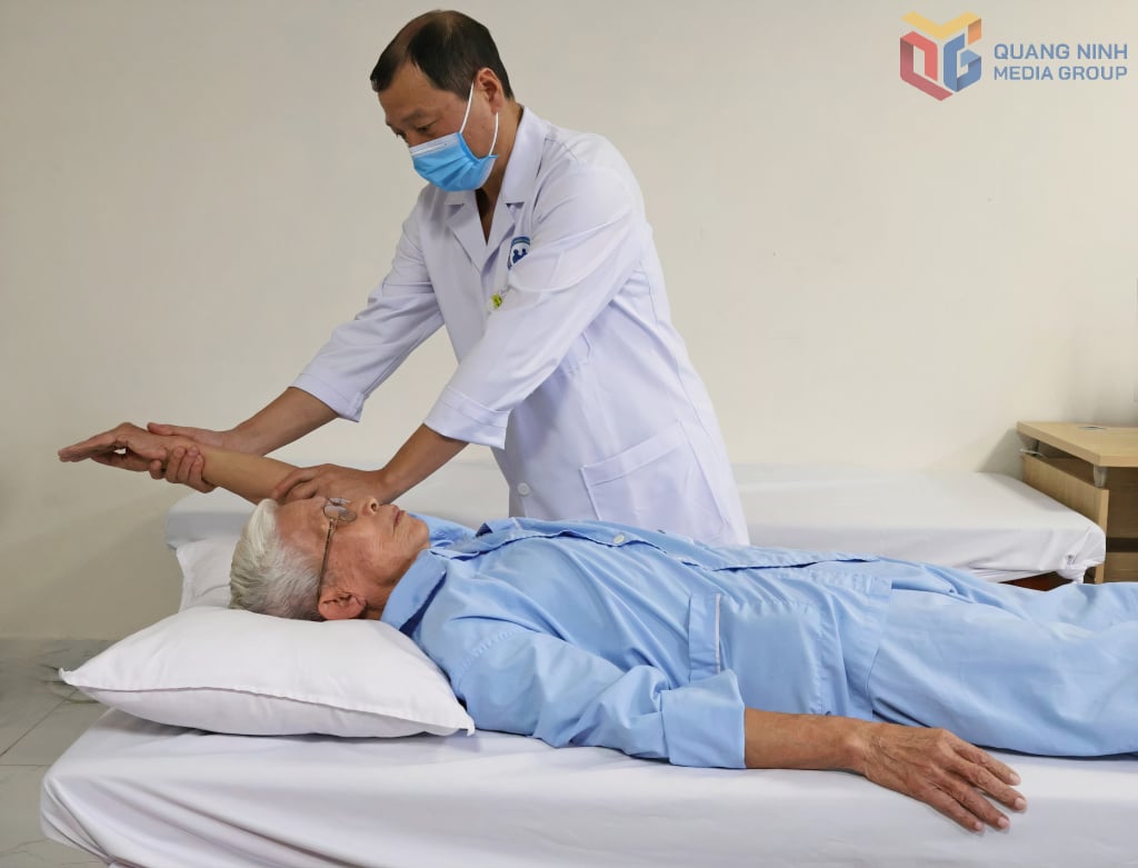 ຜູ້ສູງອາຍຸໄດ້ຮັບການຮັກສາສຸຂະພາບຢູ່ໂຮງໝໍຜູ້ສູງອາຍຸ - ການຟື້ນຟູ.