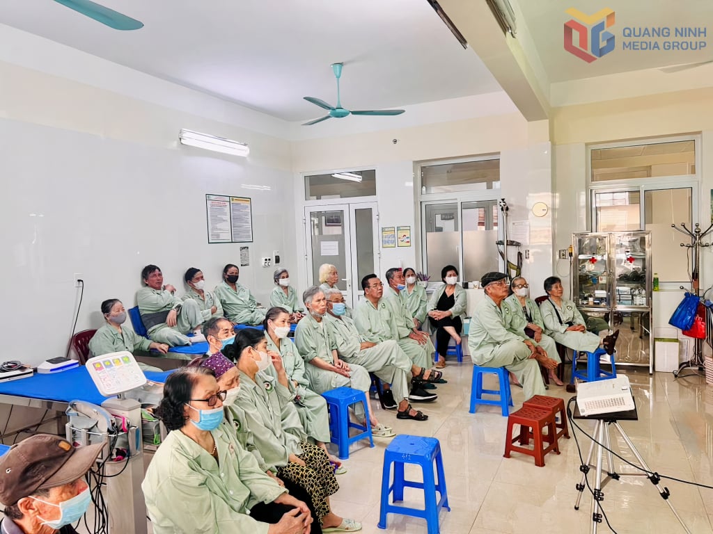 ການ​ສື່​ສານ​ການ​ສຶກ​ສາ​ສຸ​ຂະ​ພາບ​ກ່ຽວ​ກັບ​ຄວາມ​ດັນ​ເລືອດ​ສູງ​ທີ່​ໂຮງ​ຫມໍ​ພື້ນ​ເມືອງ Quang Ninh​.