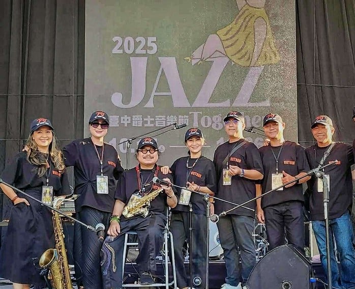 Nhạc sĩ Trần Mạnh Tuấn xúc động khi NSƯT Hải Phượng đồng hành 