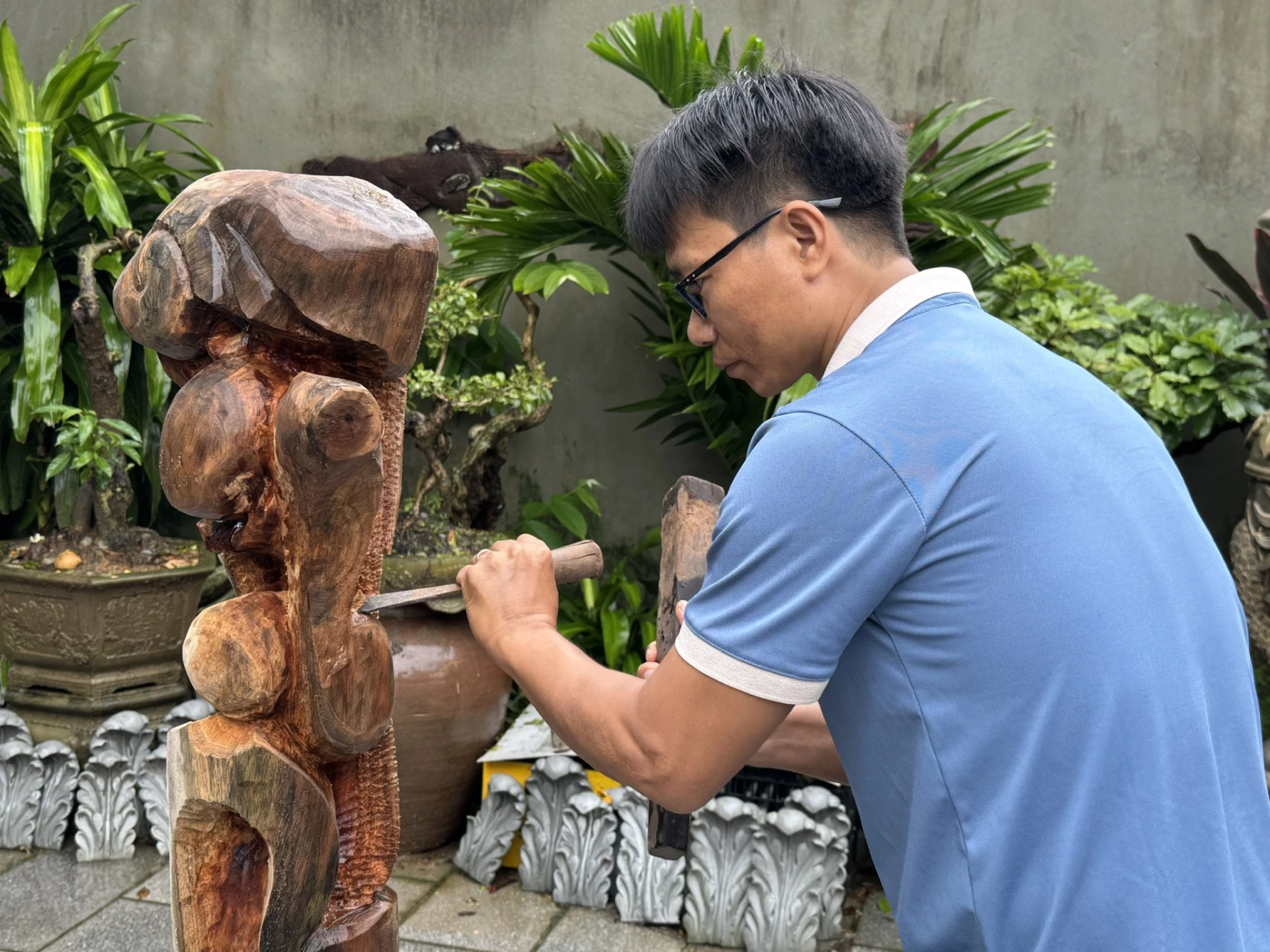 Trots att han exponerats för många olika kreativa material bestämde sig Truong Tran Dinh Thang ändå för att välja trä som sitt kreativa 