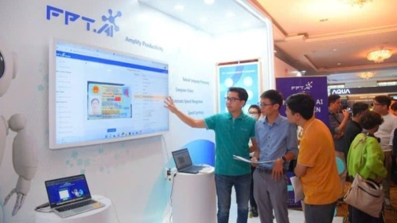 Customers experience AI solutions developed by FPT Corporation. (Photo: FPT Corporation)