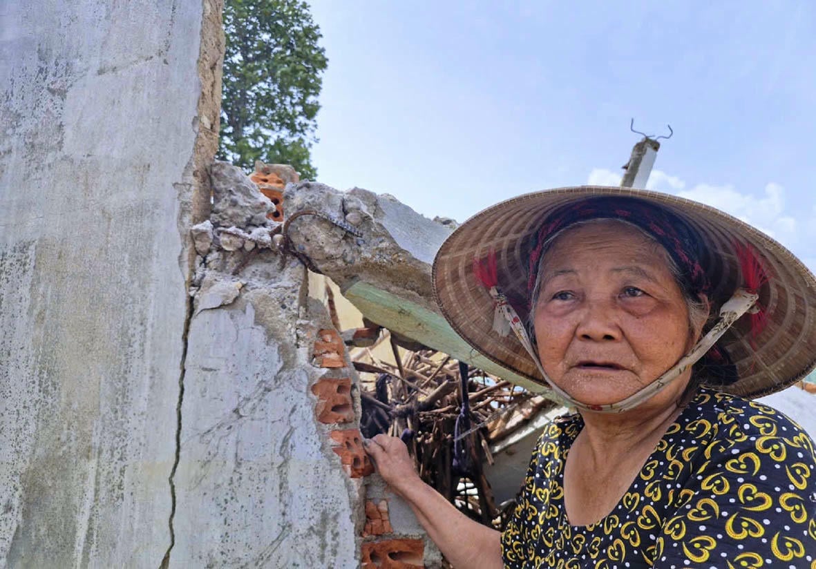 Ibu Pham Thi Than khawatir karena rumahnya berjarak sekitar 7 meter dari tepi sungai dan sewaktu-waktu dapat 