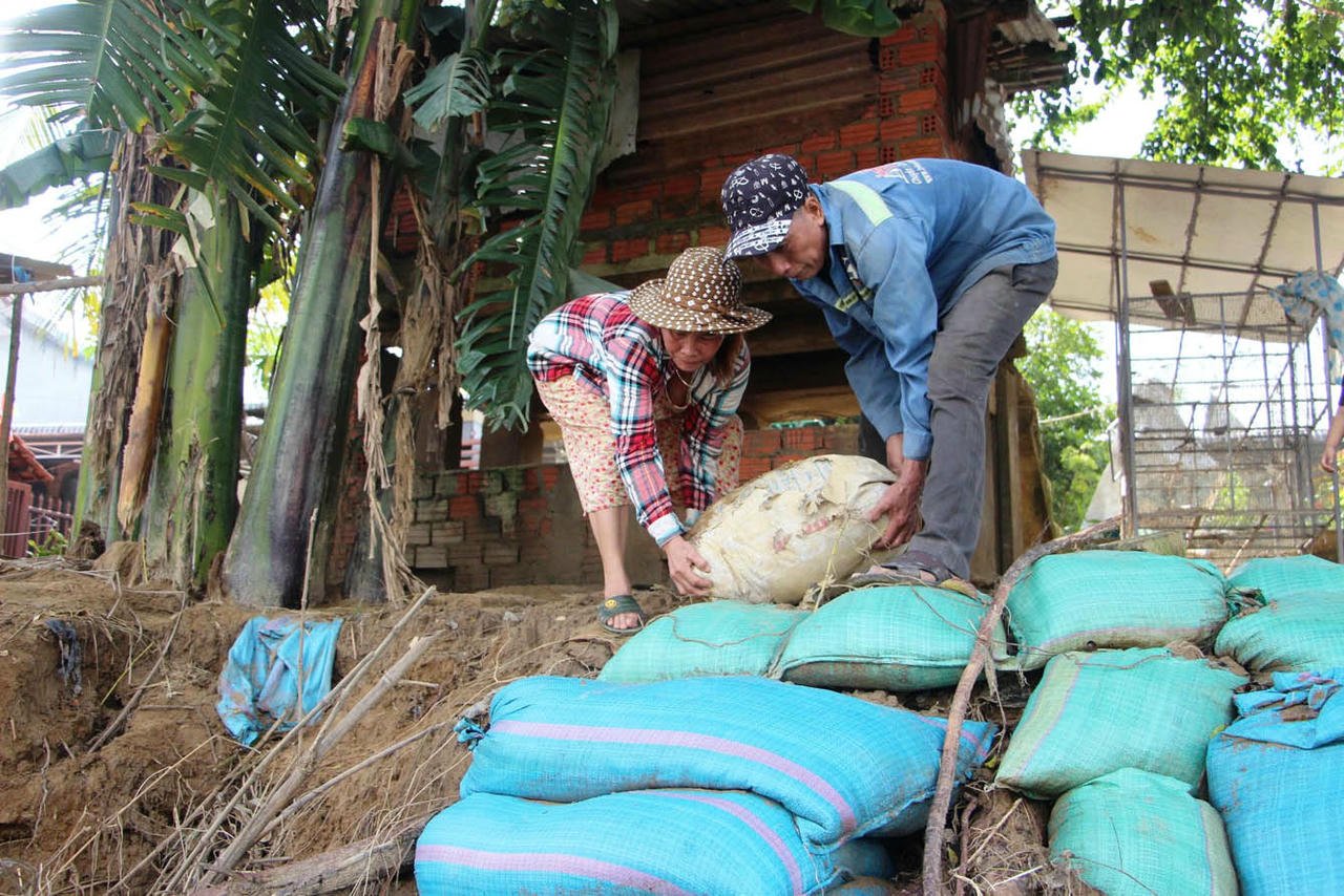 Karung pasir yang ditumpuk rapat untuk 