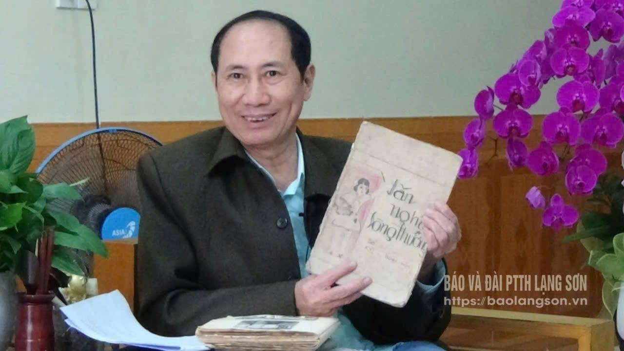 Autor představuje speciální číslo „Literatura a umění Song Thuonga“ (Foto: Hoang Chien)