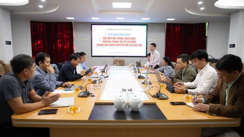 صحنه‌ای از سمینار «نوآوری در محتوا و رابط کاربری صفحه پروفایل رویداد در بستر تحول دیجیتال». (عکس: T.H)