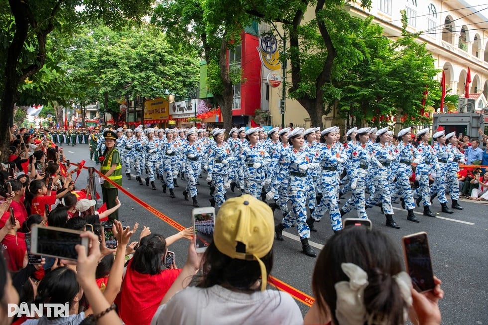 Захист ідеологічних основ партії є відповідальністю всього народу та армії - 1