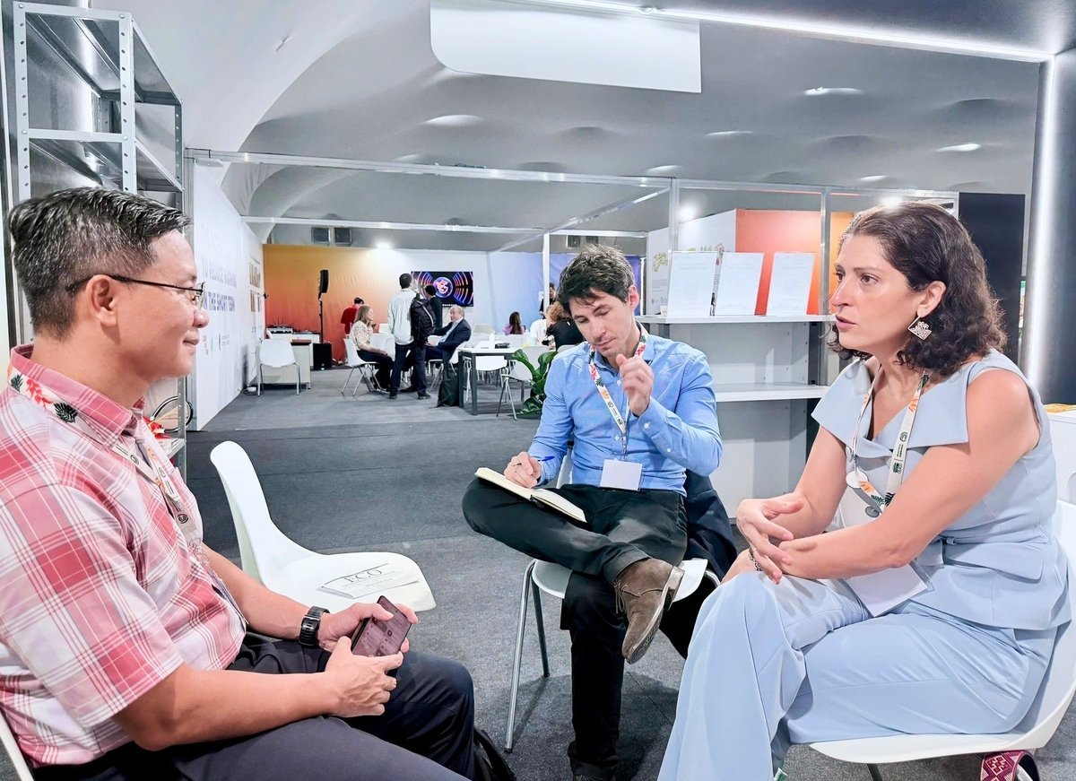 Bà Rana Ghoneim, Giám đốc bộ phận Năng lượng và Hành động khí hậu (UNIDO) chia sẻ về các chương trình hỗ trợ giảm phát thải công nghiệp trong khuôn khổ quỹ GCF, GEF với ông Lê Ngọc Tuấn, Phó Cục trưởng Cục Biến đổi khí hậu (Bộ Nông nghiệp và Môi trường), Trưởng đoàn Việt Nam tại Hội nghị COP 30. Ảnh: Chu Hương. 