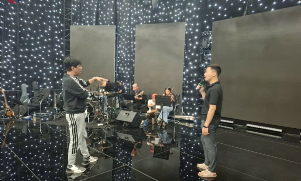 Các thí sinh sẵn sàng cho đêm chung kết Hội thi Giọng hát hay trên sóng PTTH Quảng Ninh năm 2025  