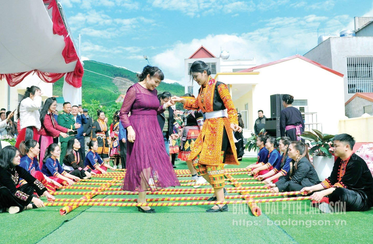 Người dân thôn Chi Ma, xã Mẫu Sơn và khu xã Ái Điểm, trấn Ái Điểm, huyện Ninh Minh, Quảng Tây, Trung Quốc nhảy sạp tại ngày hội đại đoàn kết toàn dân tộc thôn Chi Ma (Ảnh: Tuyết Mai)