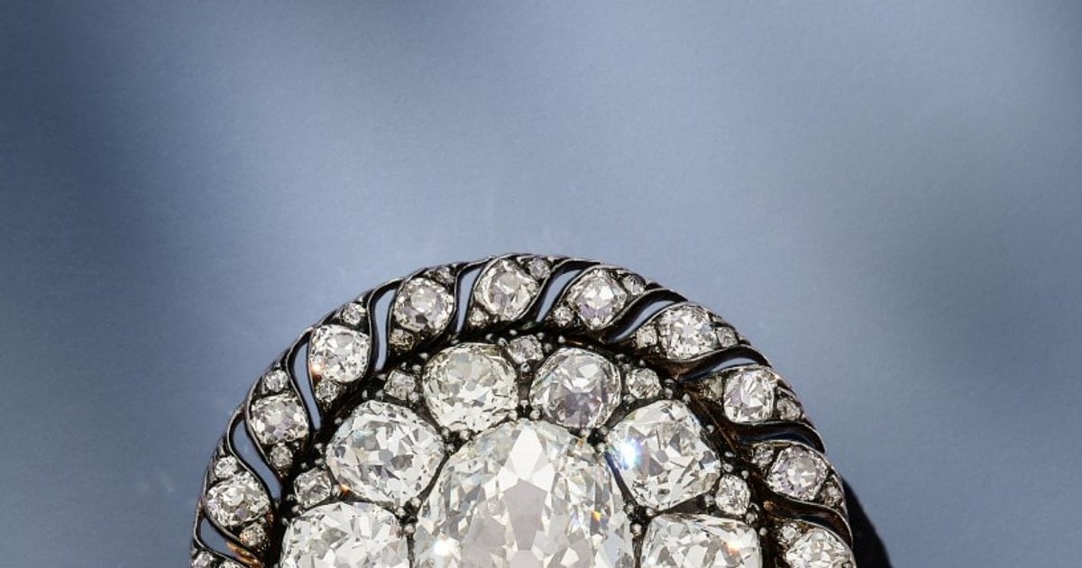 Chiếc ghim cài kim cương của Napoléon được bán đấu giá hơn 4,4 triệu USD