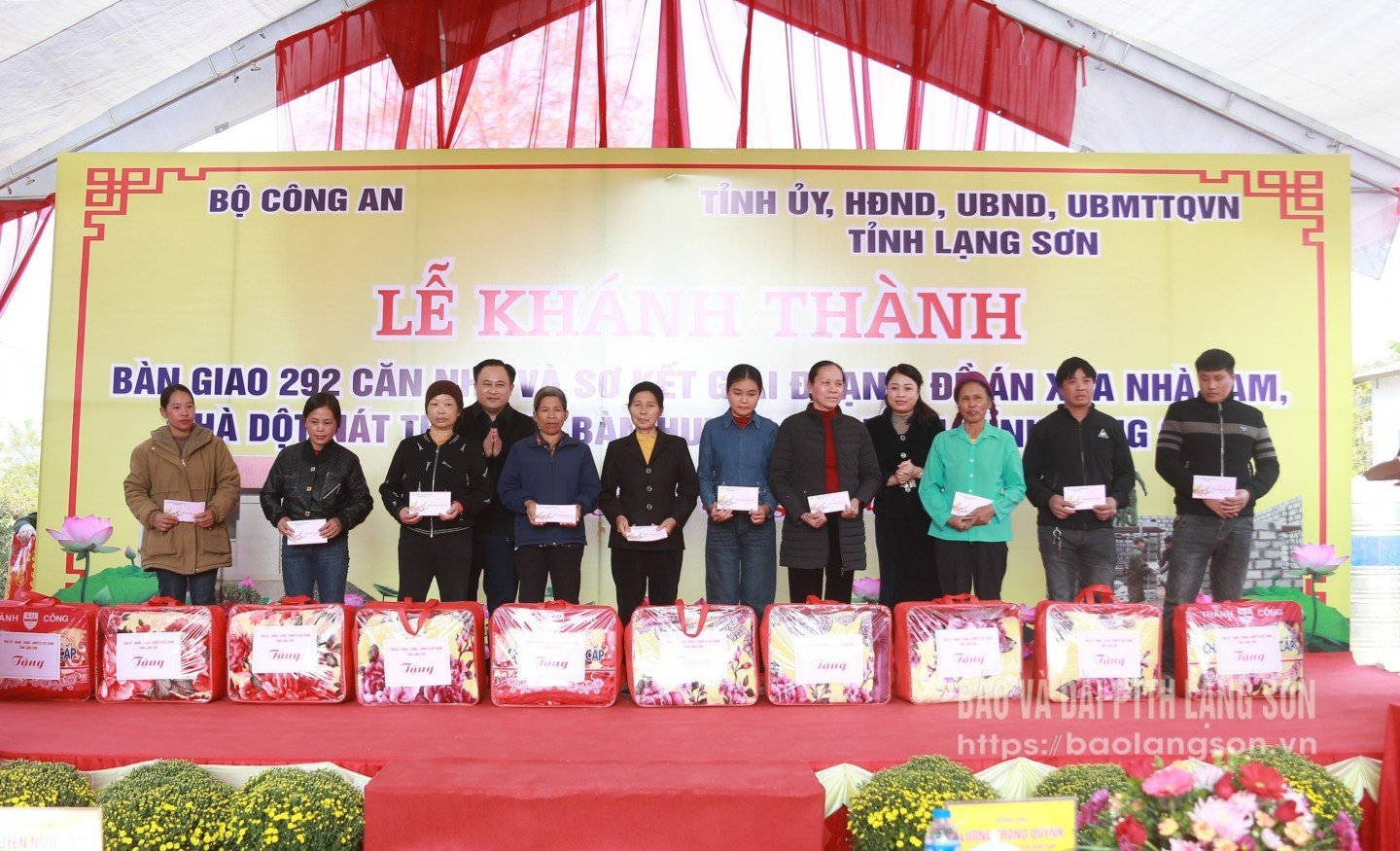 Các đại biểu tặng quà người dân tại lễ khánh thành, bàn giao công trình xóa nhà tạm, nhà dột nát ở xã Na Dương