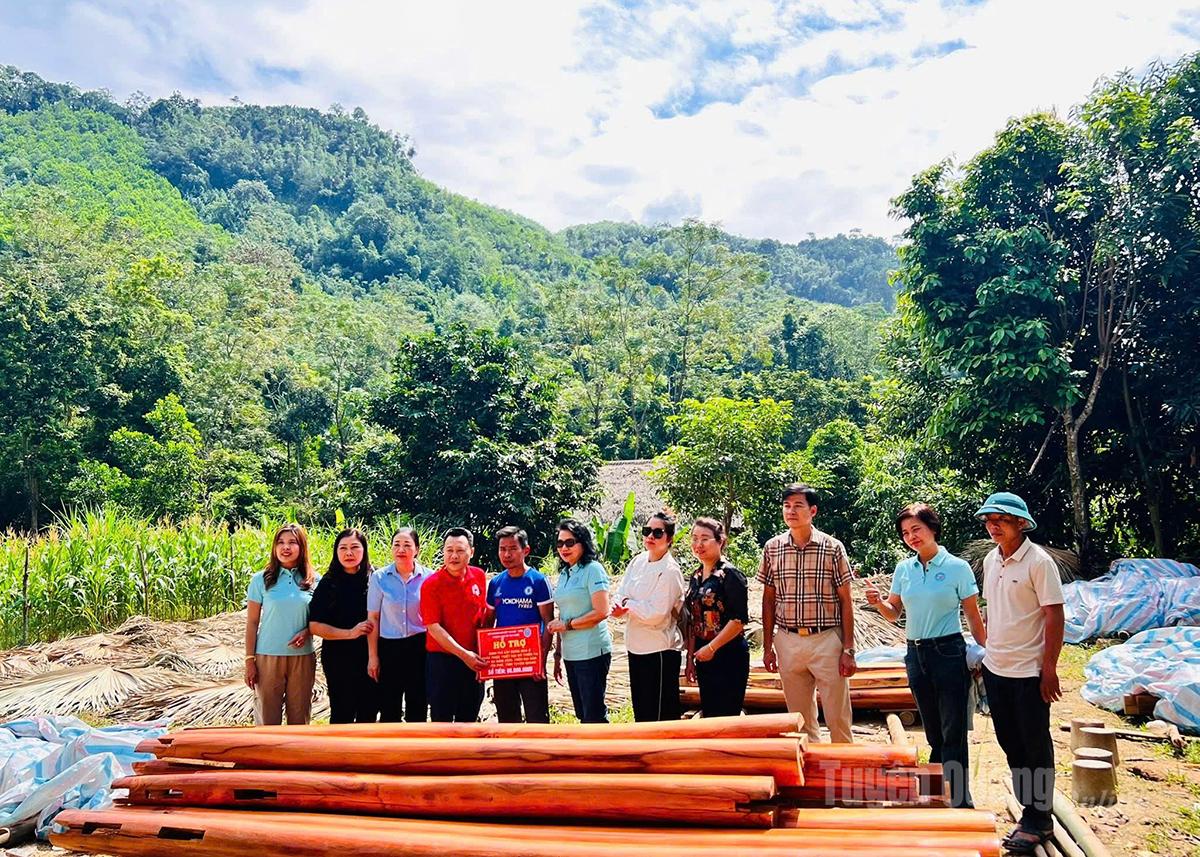 Ledare för den provinsiella Röda Korsföreningen och sponsorer överlämnade pengar för att stödja byggandet av ett nytt hus för Ly Van Vi i byn Ngoa i kommunen Yen Phu.