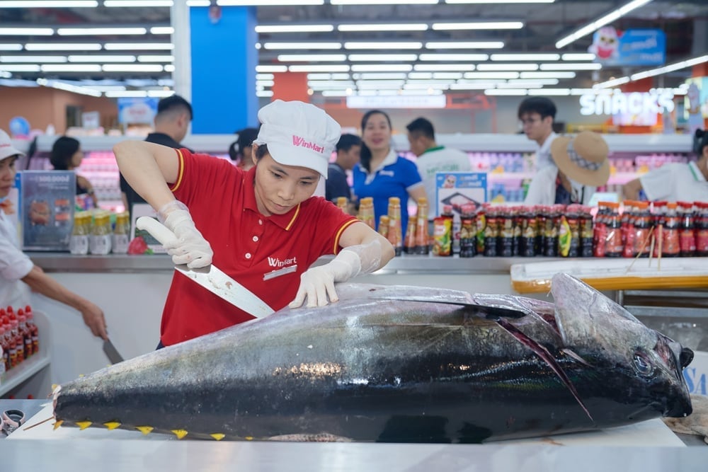 Hải sản tươi được sơ chế ngay tại siêu thị WinMart. Ảnh: Masan.