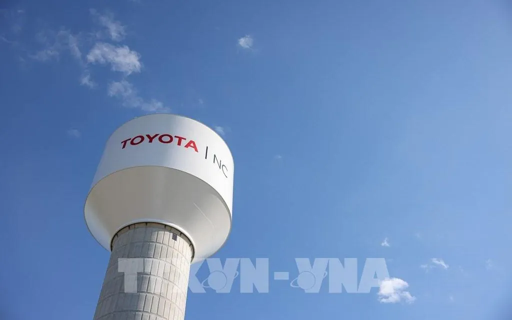 Biểu tượng Toyota tại nhà máy sản xuất pin điện của hãng này ở Liberty, North Carolina, Mỹ . Ảnh: AFP/TTXVN
