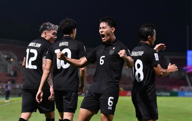 थाईलैंड की टीम ने परिचित 'विशेषता' के कारण सिंगापुर को मुश्किल से हराया: कोच इशी के प्रतिस्थापन अभी भी चिंताओं से भरे हुए हैं - फोटो 2. Đội tuyển Thái Lan thắng nhọc Singapore nhờ 'đặc sản’ quen thuộc: Người thay HLV Ishii còn đầy nỗi lo- Ảnh 2.