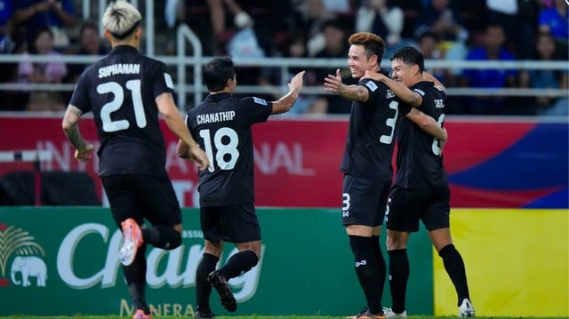 थाईलैंड की टीम ने परिचित 'विशेषता' के कारण सिंगापुर को मुश्किल से हराया: कोच इशी के प्रतिस्थापन अभी भी चिंताओं से भरे हुए हैं - फोटो 3. Đội tuyển Thái Lan thắng nhọc Singapore nhờ 'đặc sản’ quen thuộc: Người thay HLV Ishii còn đầy nỗi lo- Ảnh 3.