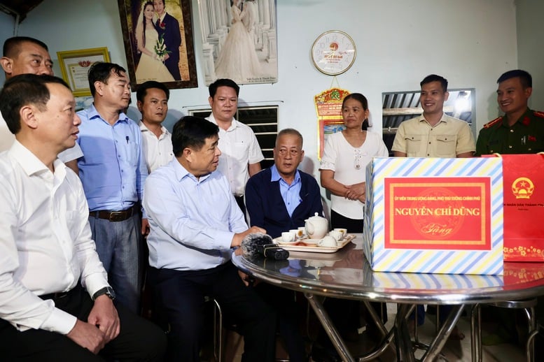 Phó Thủ tướng Nguyễn Chí Dũng thăm hỏi, động viên các gia đình bị ảnh hưởng bởi mưa lũ tại Huế- Ảnh 1.