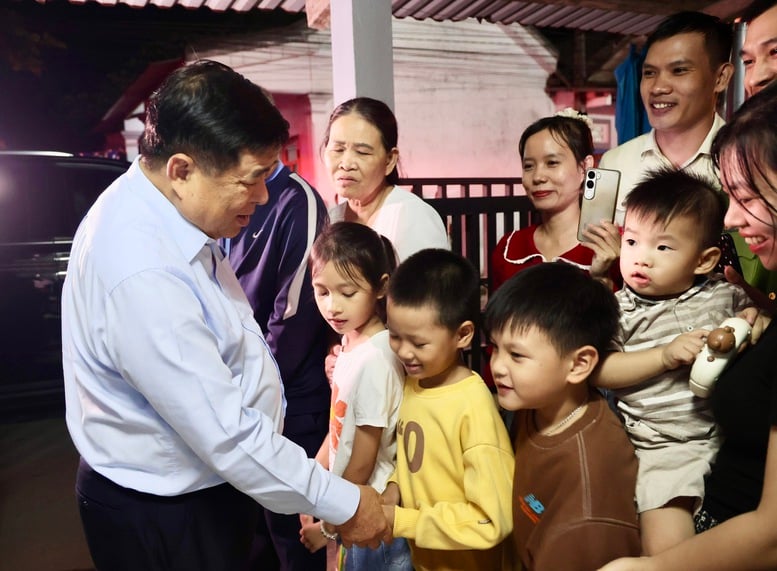 Phó Thủ tướng Nguyễn Chí Dũng thăm hỏi, động viên các gia đình bị ảnh hưởng bởi mưa lũ tại Huế- Ảnh 2.