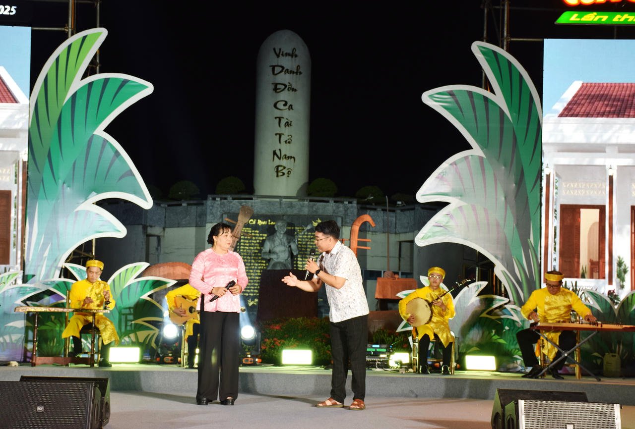 까마우 지방 아마추어 음악단의 예술가와 아마추어들이 