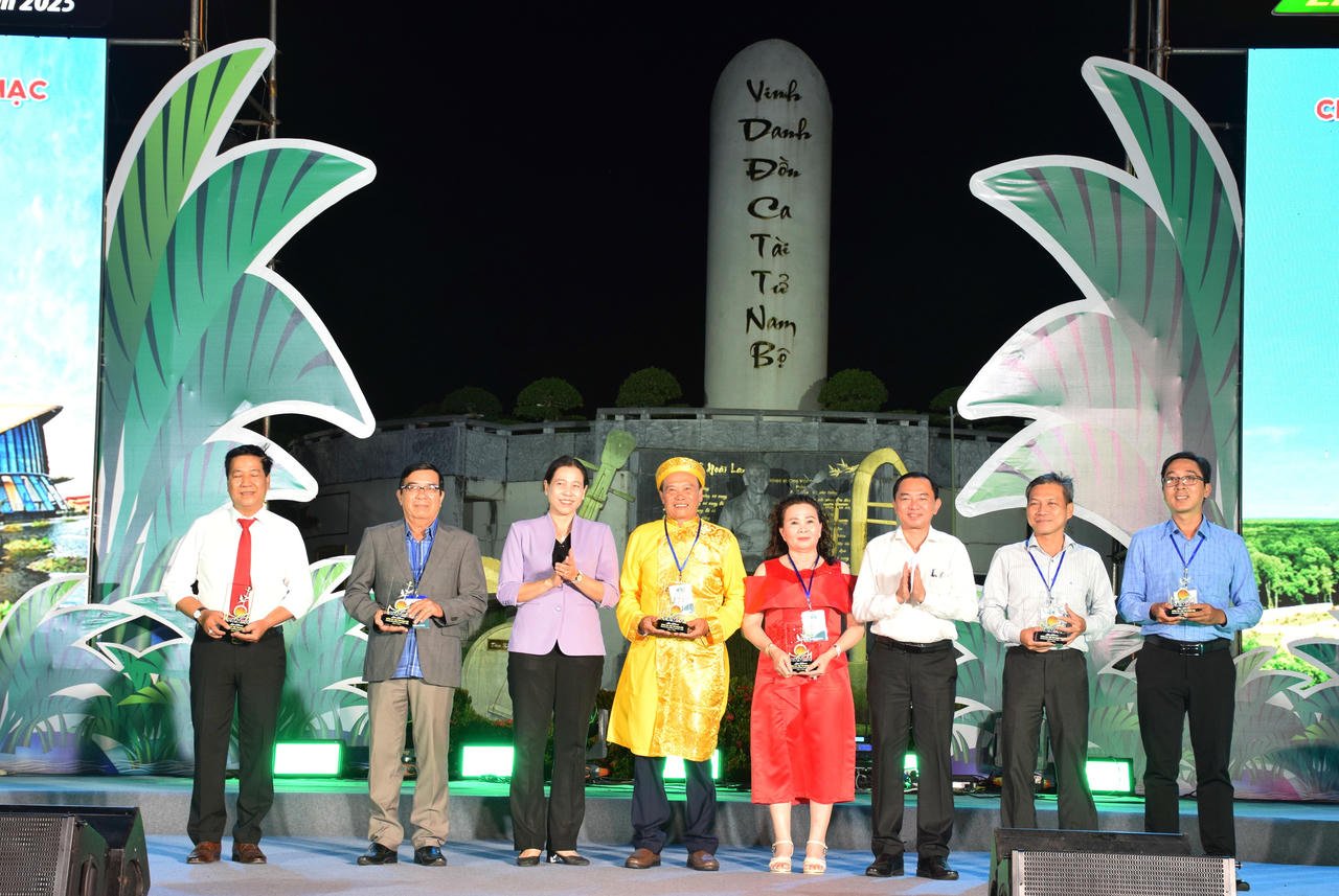 판 탄 주이(Phan Thanh Duy) 씨(도당위원회 위원, 도당위원회 조직위원회 위원장)와 토 비엣 투(To Viet Thu) 씨(도당위원회 위원, 박리에우구 당위원회 서기)가 아마추어 페스티벌에 참가한 팀에게 기념 컵을 선물했습니다.