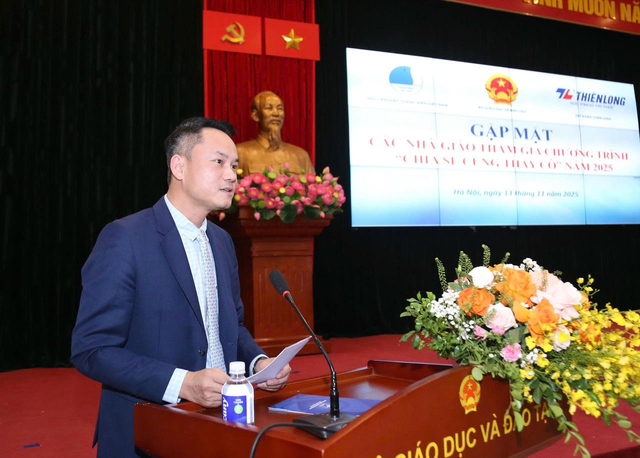 Herr Nguyen Kim Quy, medlem av centralkommittén för Ho Chi Minhs kommunistiska ungdomsförbund och ständig vice ordförande för centralkommittén för Vietnams ungdomsförbund, berättade om den 10-åriga resan med Sharing with Teachers. (Foto: D. Hai)